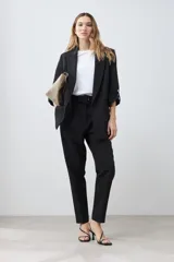 Blazer color crudo de corte recto, con cuello solapa, mangas 3/4 con botón y bolsillos frontales.
