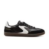 Zapatillas deportivas Skechers Hotshot Kickoff, color negro con detalles en blanco y suela marrón. Capellada de cuero sintético con superposiciones de gamuza, plantilla Skechers Air-Cooled Memory Foam y logo "S" en el lateral.