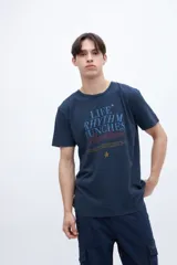 Remera negra de algodón con estampa central con la frase "Life Rhythm Punches Awakes" y pequeño logo en la espalda.