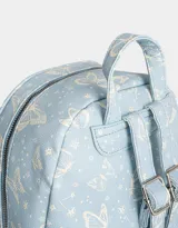 Mochila de cuerina color crudo con estampado de mariposas violetas, correas regulables, manija superior, acceso con cierre superior, bolsillo frontal con cierre y bolsillos laterales.