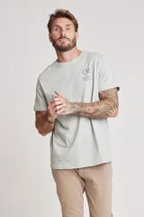 Remera negra de manga corta con cuello redondo y un pequeño estampado en el pecho que simula un radiograbador con texto.