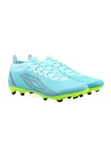 Championes de fútbol Umbro Velocita II HG, color celeste con detalles en verde flúor y gris.