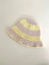 Gorro tipo bucket tejido a crochet a mano, con hilo 100% algodón. Diseño a rayas horizontales en color amarillo y lila.