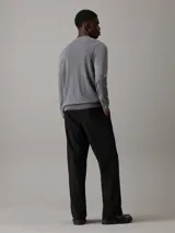 Sweater gris de Calvin Klein confeccionado en seda y algodón orgánico. Tiene cuello redondo y logo monograma de Calvin Klein estampado en el pecho.