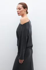Sweater gris melange de tejido de punto, con escote asimétrico y mangas largas.