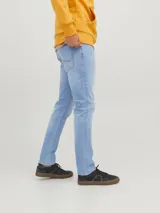 Pantalón de jean celeste de corte slim fit.