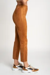 Pantalón marrón de corte recto, tiro alto y textura gamuzada.