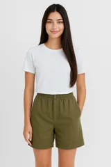 Short de lino de tiro alto, corte ancho y largo hasta la mitad del muslo, con estampado de rayas verticales blancas y azul oscuro.