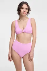 Conjunto de bikini color rosa con textura arrugada, compuesto por un corpiño con escote en V y detalle de aro metálico en el centro, y una bombacha de tiro alto.