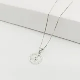 Gargantilla de plata 925 con dije circular con el símbolo de la paz y una circonia engarzada.