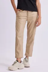 Pantalón de cuero sintético color beige con cintura elástica y cordón ajustable.