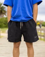 Short negro de pana con cordón ajustable en la cintura y logo bordado en la pierna.