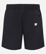 Bermuda masculina de tejido tecnológico color negro, con ruedo redondeado y cintura elástica con cordón interno. Presenta etiquetas aplicadas en la parte trasera y lateral.