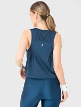 Musculosa deportiva negra de tela suave y fresca, con espalda de malla para mayor ventilación.