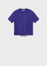 Jersey azul de punto fino con cuello redondo y manga corta.