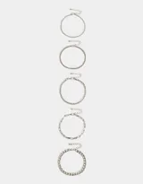 Set de cinco pulseras plateadas de diferentes diseños de cadenas.
