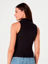 Musculosa naranja de tela acanalada con cuello alto y corte ajustado.