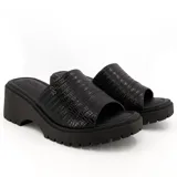 Sandalia de cuero negra con plataforma y suela track.