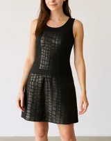 Vestido corto negro con estampado de escamas, sin mangas y falda acampanada.