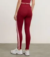 Legging deportiva femenina color rojo oscuro (similar al vino o borgoña), de microfibra con compresión alta y cintura alta.