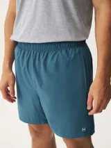 Short deportivo azul con cintura elástica y logo pequeño en la pierna.