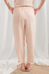 Pantalón de lino color salmón, de corte holgado, con cintura elástica y bolsillos laterales.