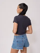 Remera blanca de algodón con elastano, corte crop top y textura acanalada.