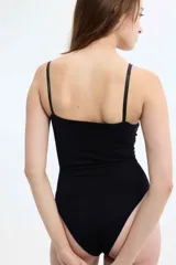Body marrón de microfibra con breteles finos regulables y corte clásico.