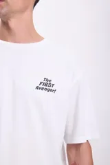 Remera blanca de corte oversize con estampado en la espalda del escudo del Capitán América y el texto "Captain America".