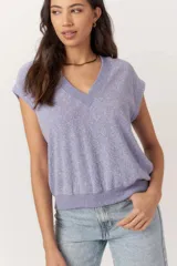 Chaleco de punto color lila con cuello en V, detalles acanalados y hombros caídos.