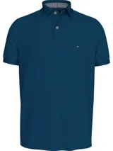 Chomba azul de Tommy Hilfiger, corte regular, con cuello tipo chomba, cartera de dos botones, diseño de rayas y logo bordado en el pecho.