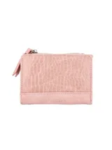 Monedero color rosado con textura simil piel de cocodrilo, cierre superior con cremallera y broche imantado.