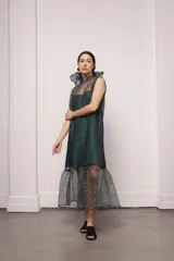 Vestido largo y amplio con cuello alto y mangas cortas abullonadas. Diseño a rayas verticales en tonos dorado y gris. Incluye viso liso al tono.