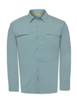 Camisa de manga larga color celeste, con cuello clásico, cierre frontal con botones, dos bolsillos frontales con solapa y ventilación en sisas y canesú.