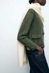 Bufanda rectangular color negro.