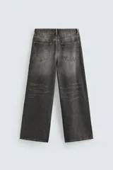 Pantalón de jean azul grisáceo con efecto lavado, corte amplio y tiro alto.