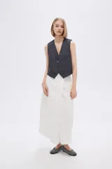 Falda midi de jean color blanco, con corte evasé y ruedo desflecado.