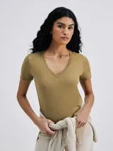 Remera color verde oliva de corte ajustado, con cuello en V y mangas cortas.