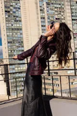 Falda midi de cuero negro, corte evasé.