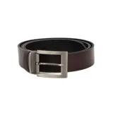 Cinturón reversible de cuero para hombre, color negro de un lado y marrón del otro, con hebilla metálica plateada de forma rectangular.