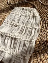 Top color crema con cuello halter y volados.