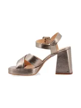 Sandalias de cuero color canela con plataforma y tacón ancho. Tiras cruzadas en el empeine y pulsera ajustable con hebilla en el tobillo.