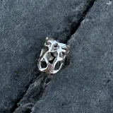 Anillo dorado con diseño abstracto con aberturas.