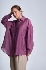 Camisa manga 3/4 color lila con textura arrugada, cuello clásico y dos bolsillos frontales.
