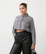 Camisa cropped de manga larga con cuello camisero, bolsillos delanteros y estampado de espina de pescado.