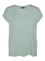 Remera verde agua lisa de corte recto, cuello redondo y mangas cortas con dobladillo.