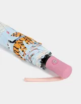 Paraguas corto con funda de tela, estampado con diseño de perros y otros animales en colores pastel.