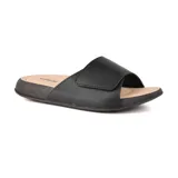 Sandalia casual Korium Confort Daila color negro, con tira ancha sobre el empeine y suela plana.