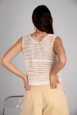 Chaleco color crema con bordado de crochet calado y cierre frontal con botones de madera.