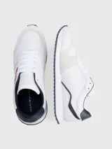 Zapatillas Tommy Hilfiger blancas con detalles en azul marino y rojo.